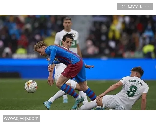 加维引领未来足球潮流展现年轻球员的无限潜力与激情